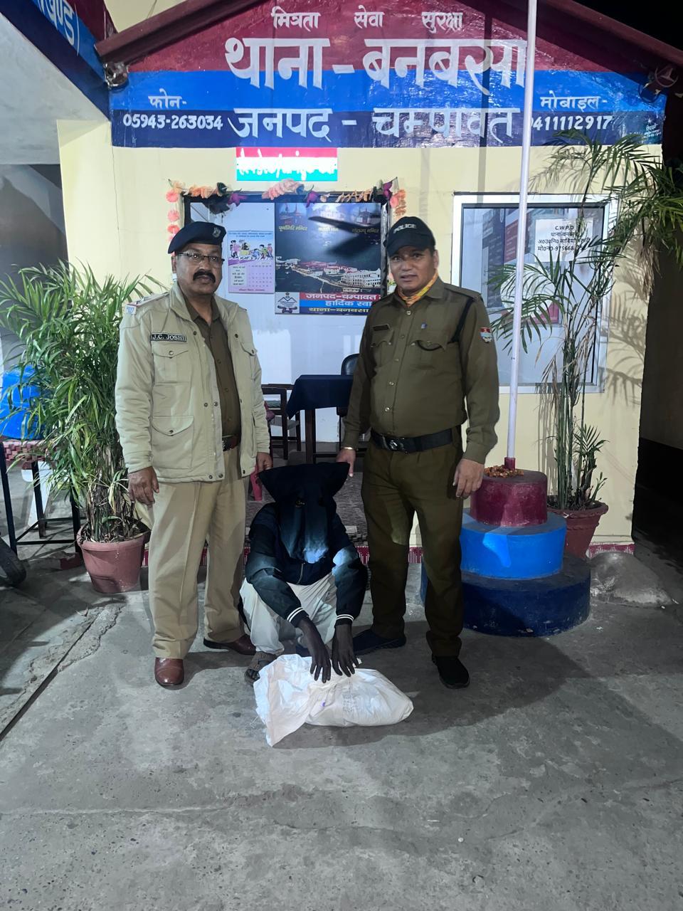 थाना बनबसा पुलिस को बड़ी सफलता, 20 पव्वे अवैध विदेशी शराब के साथ अभियुक्त गिरफ्तार