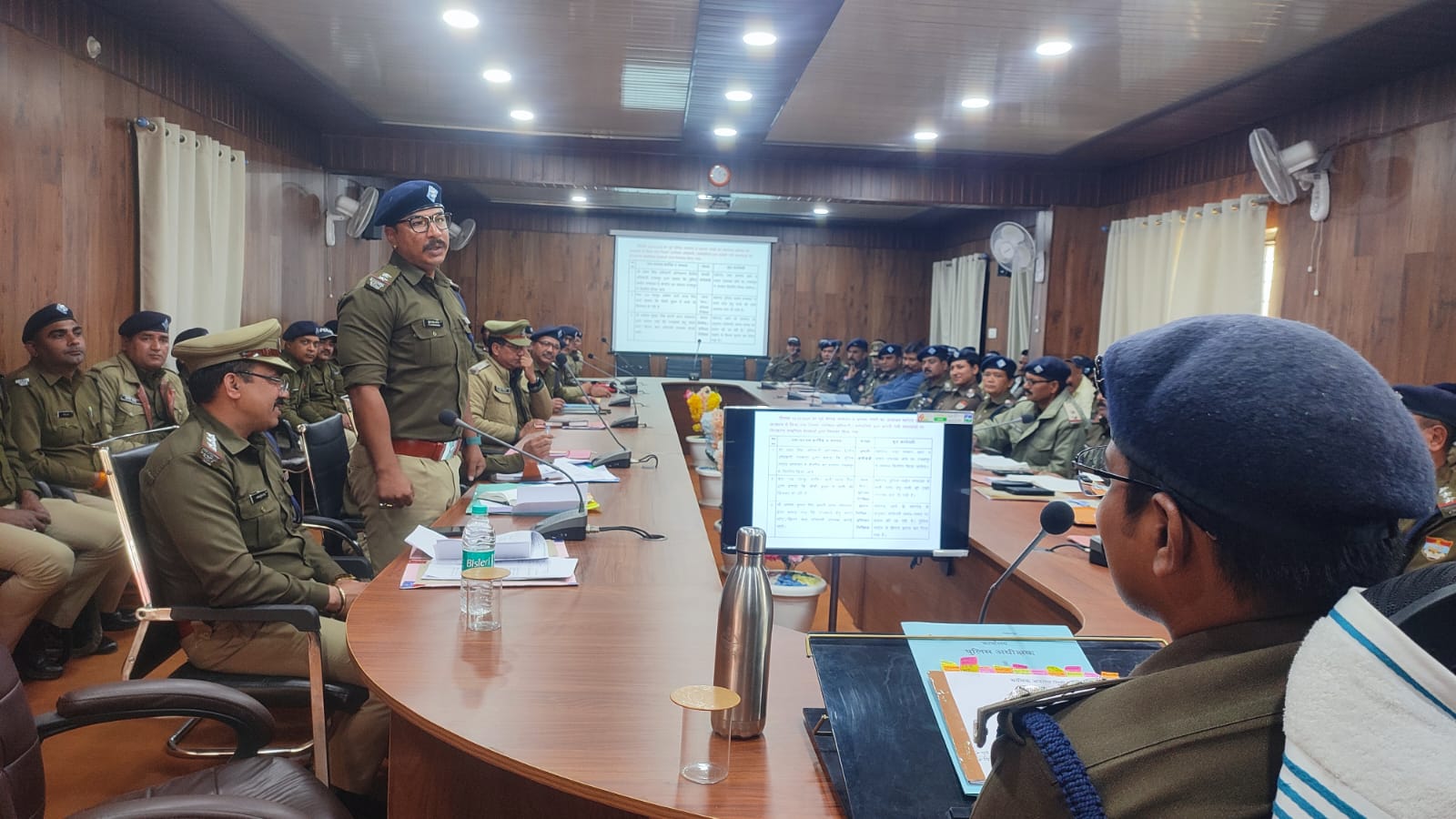 पुलिस अधीक्षक चंपावत ने की मासिक अपराध गोष्ठी, 7 पुलिस कर्मियों को किया सम्मानित