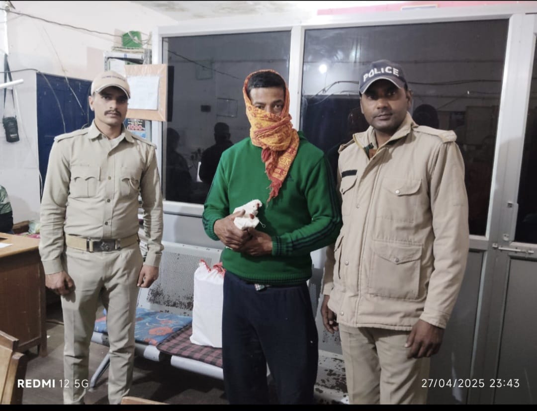 अवैध शराब तस्करी के खिलाफ चम्पावत पुलिस की बड़ी कार्रवाई, 50 पव्वे माल्टा देशी शराब के साथ एक गिरफ्तार