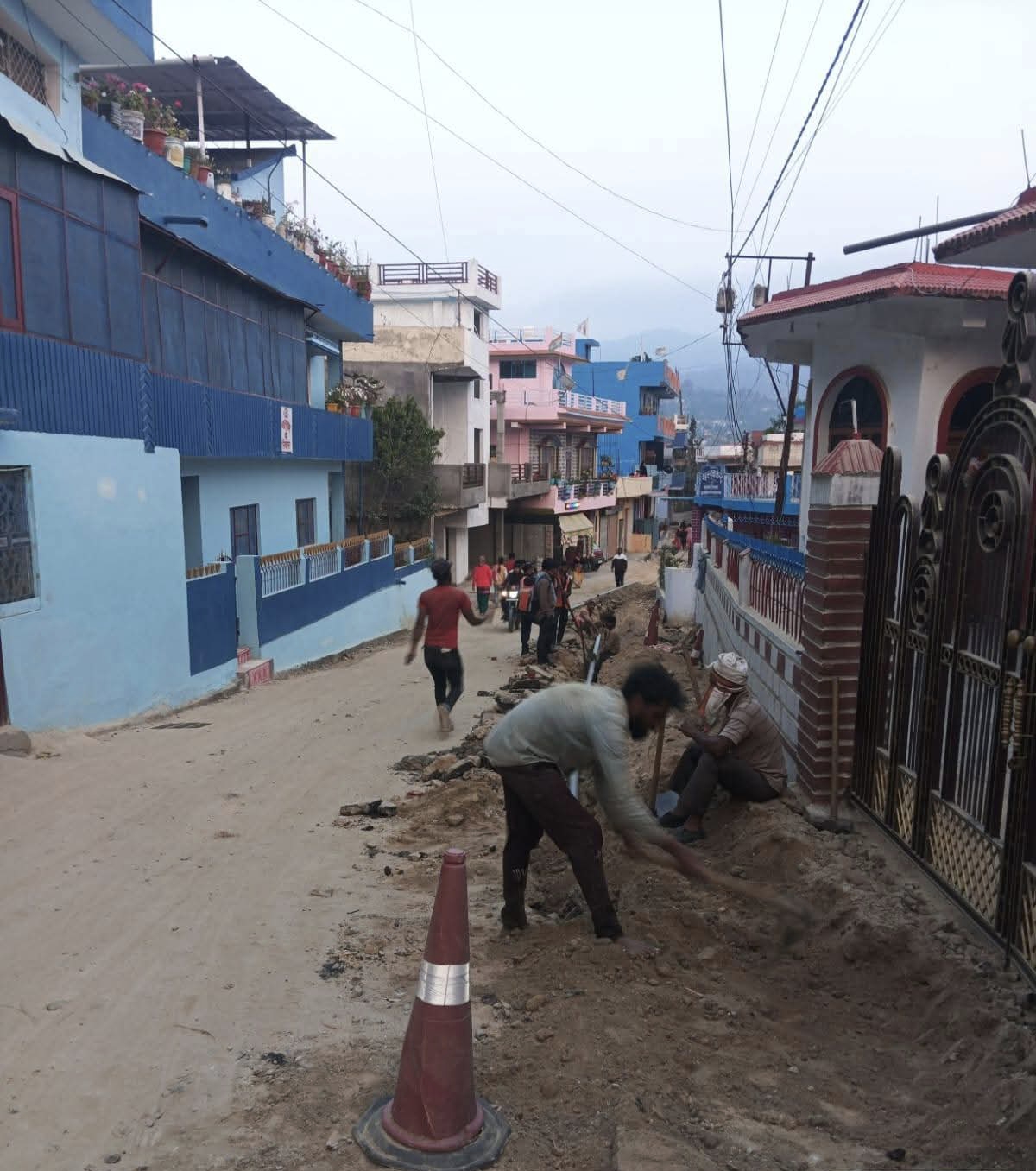 चम्पावत की सड़कें बदहाल, मानसून से पहले निर्माण कार्य लगभग ठप, मानसून काल में जनजीवन पर मंडरा रहा संकट