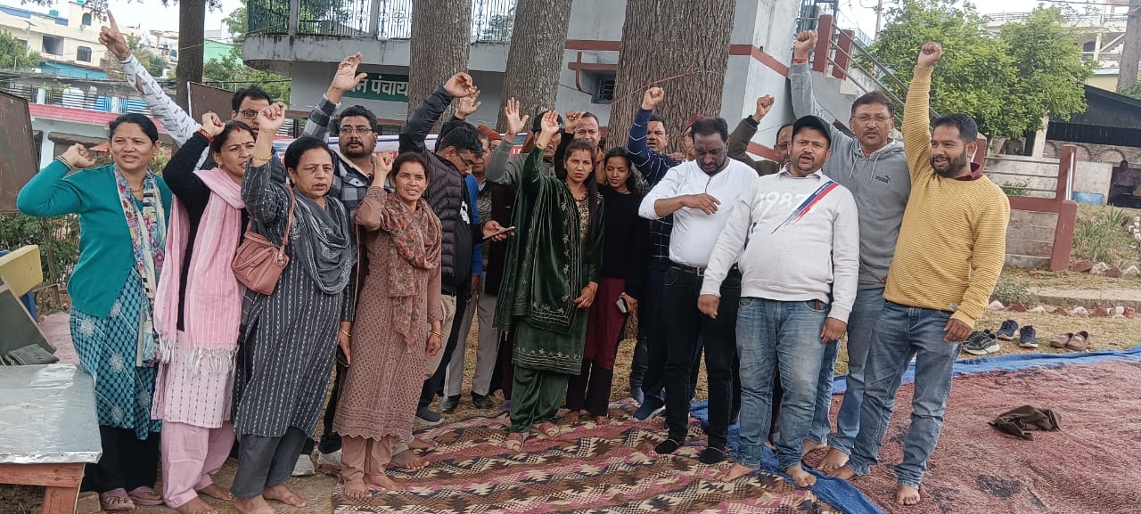 गंभीर पेयजल संकट को लेकर नागरिकों का धरना प्रदर्शन जारी। आंदोलन को मिल रहा है व्यापक जनसमर्थन।