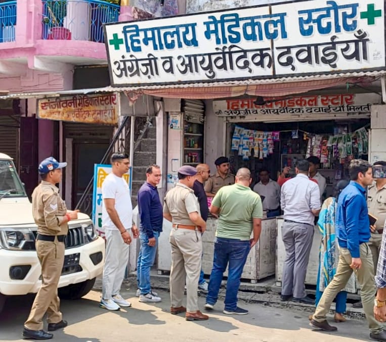 टनकपुर में मेडिकल स्टोरों पर छापा, प्रतिबंधित दवा मिलने पर एक स्टोर सील, एक अस्थायी रूप से बंद
