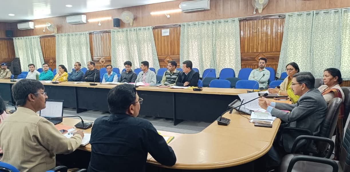 चंपावत: स्वास्थ्य सेवाओं की समीक्षा बैठक सम्पन्न, जिलाधिकारी ने दिए सुधार के निर्देश