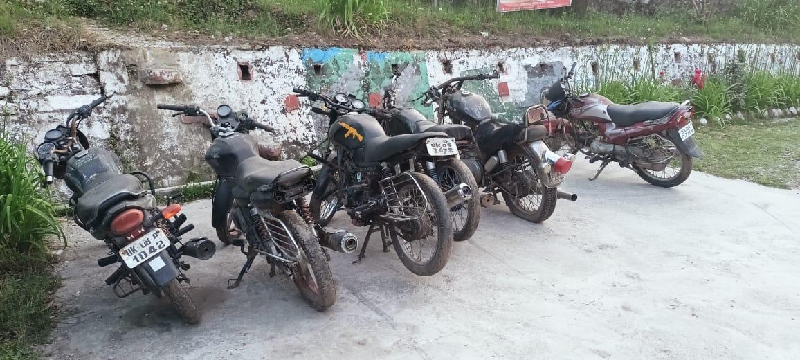 चंपावत में लावारिस मोटरसाइकिलों की नीलामी, 18 हजार रुपये में बिकीं 6 बाइक