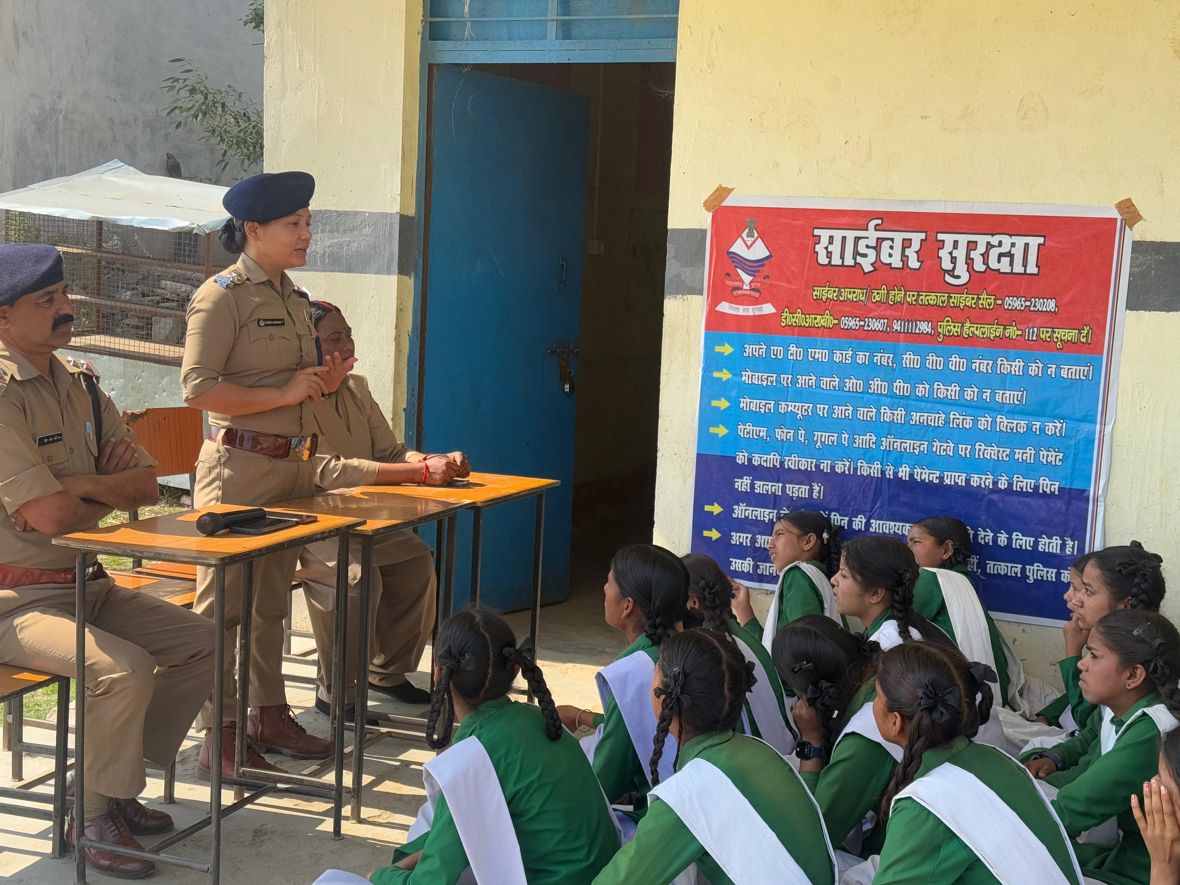 राजकीय महिला इंटर कॉलेज चमदेवल में साइबर और ट्रैफिक सुरक्षा पर पुलिस कार्यशाला आयोजित