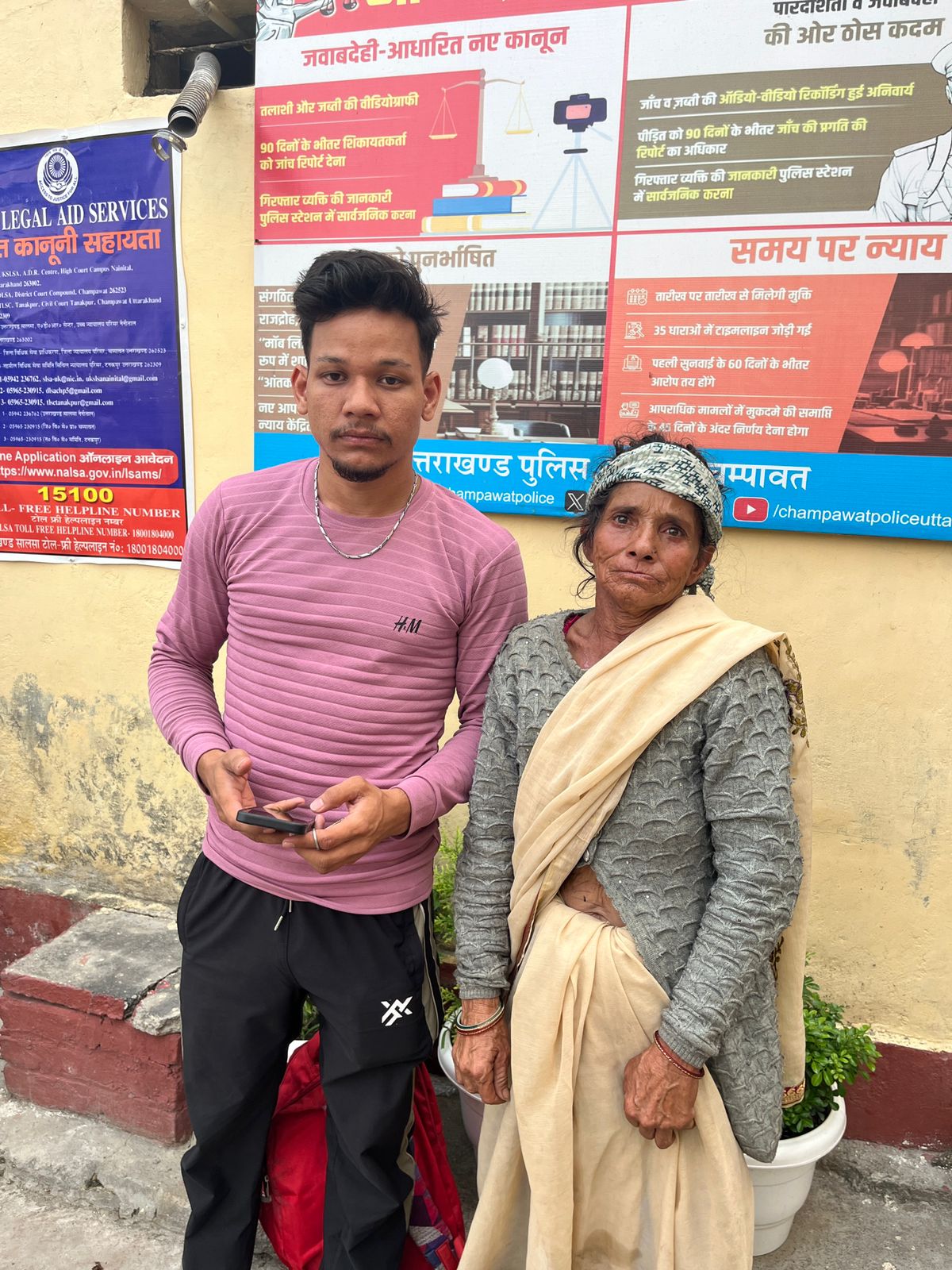 बनबसा पुलिस की मानवीय पहल: मानसिक रूप से अस्वस्थ बुजुर्ग महिला को परिजनों से मिलवाया