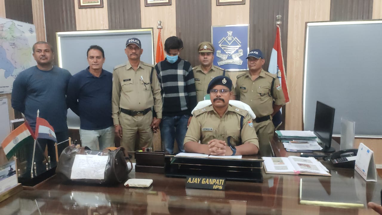 नशा मुक्त उत्तराखण्ड अभियान के तहत चम्पावत पुलिस की बड़ी कामयाबी 2.520 किलोग्राम चरस के साथ एक तस्कर गिरफ्तार, एक फरार
