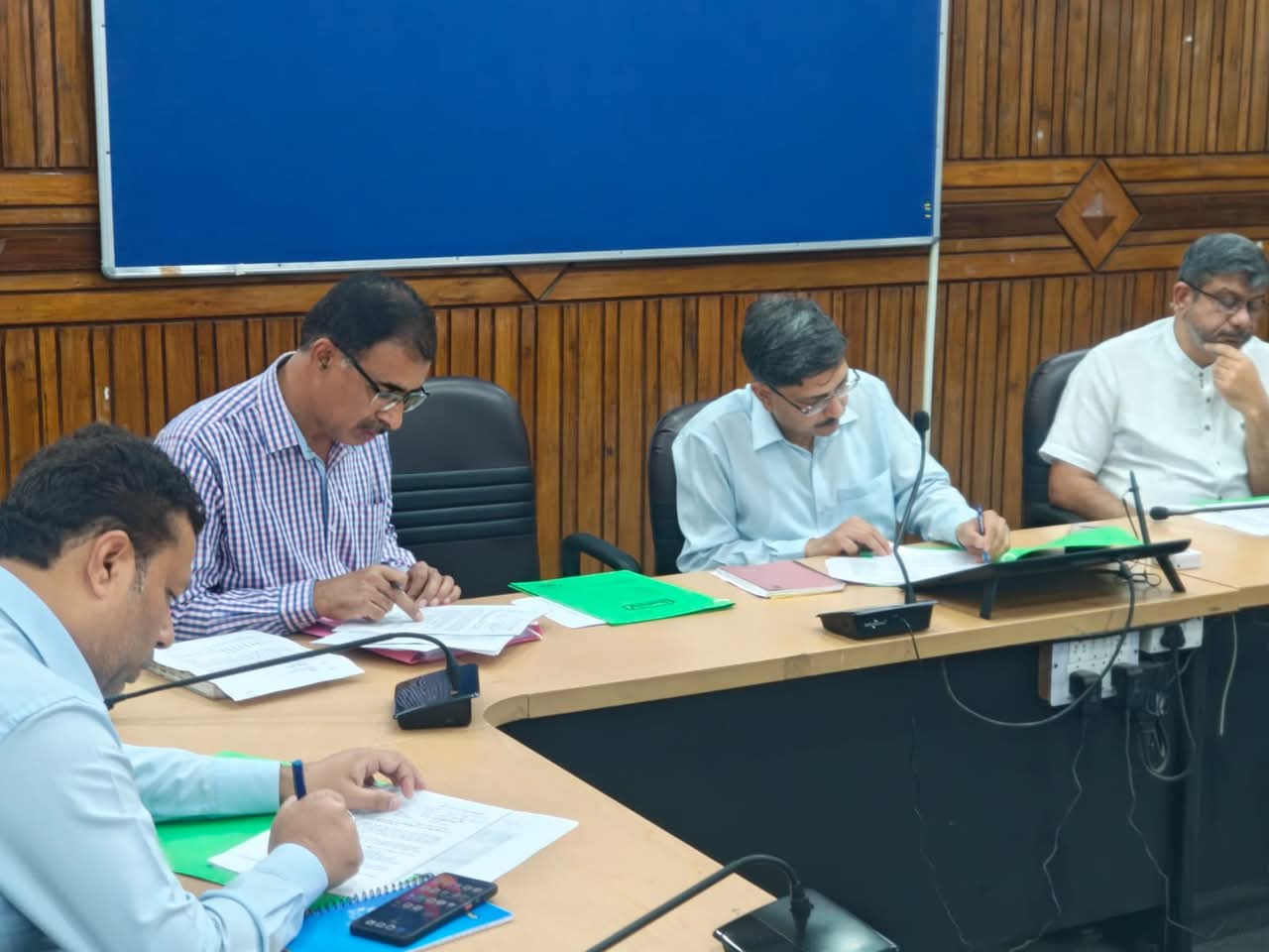 उत्कृष्ट विद्यालय (Centre for Excellence) की स्थापना हेतु समीक्षा बैठक सम्पन्न, स्कूलों में स्मार्ट क्लास, कंप्यूटर, पुस्तकालय, खेल मैदान, बालवाटिका, एवं विशेष बच्चों (CWSN) के लिए अनुकूल सुविधाएं उपलब्ध कराई जाएंगी।