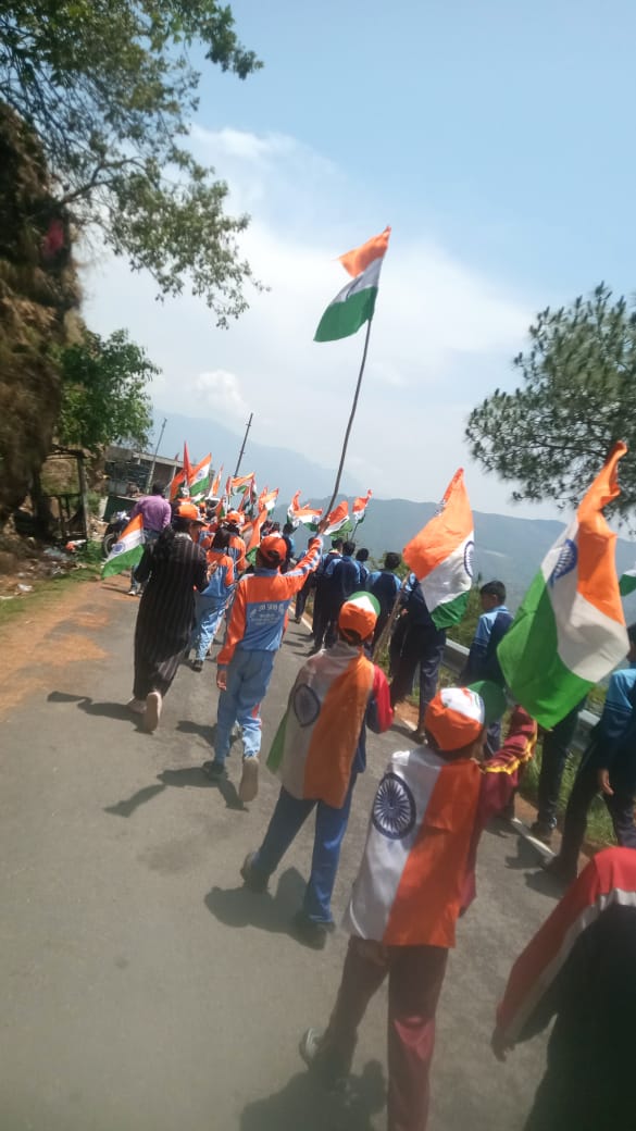 बाराकोट में स्कूलों के बच्चों ने निकाली तिरंगा यात्रा, चंपावत पुलिस ने चलाया ड्रग और साइबर सुरक्षा जागरूकता अभियान