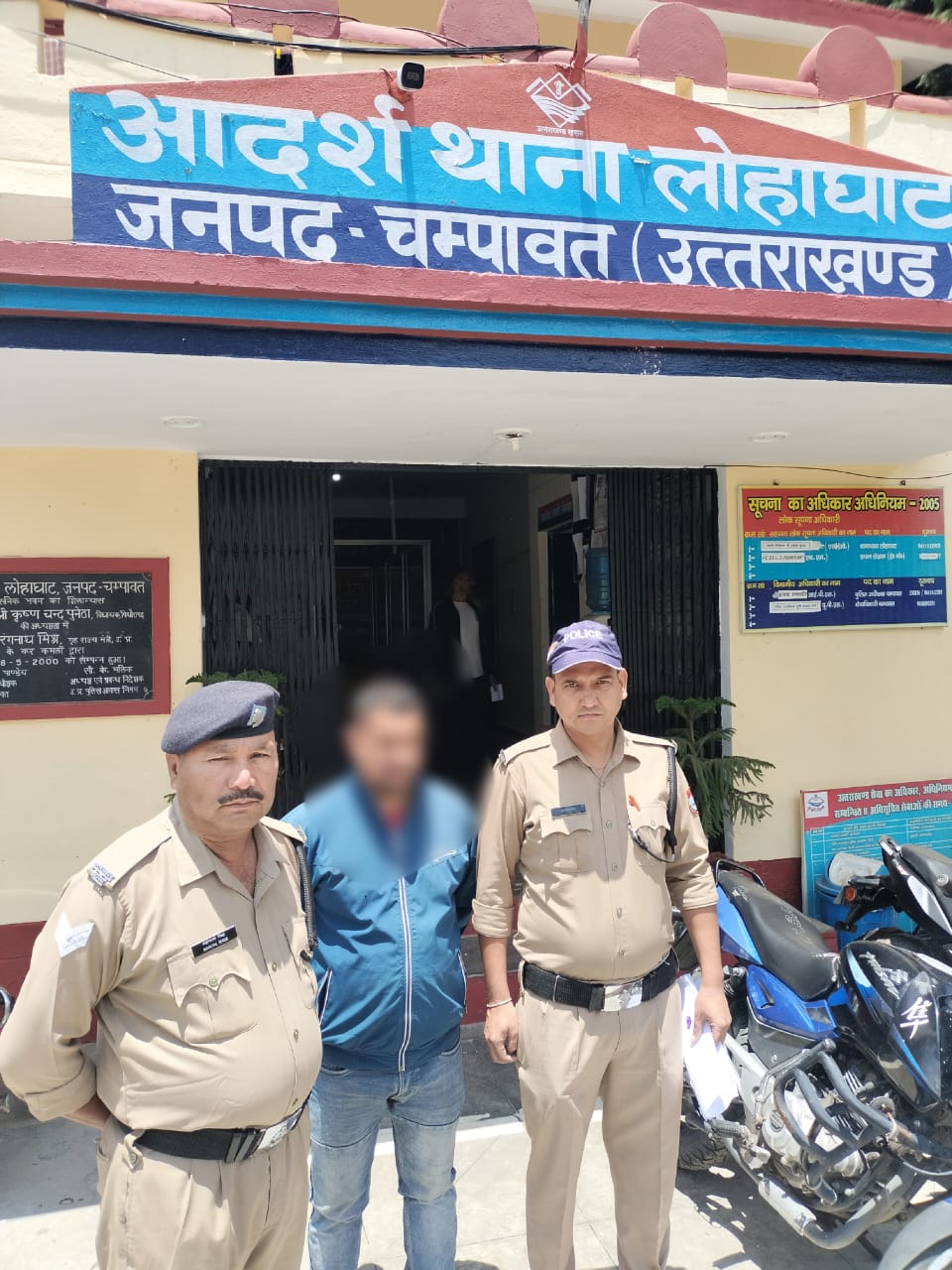 लोहाघाट पुलिस ने वारण्टी अभियुक्त को किया गिरफ्तार, अदालत में किया पेश