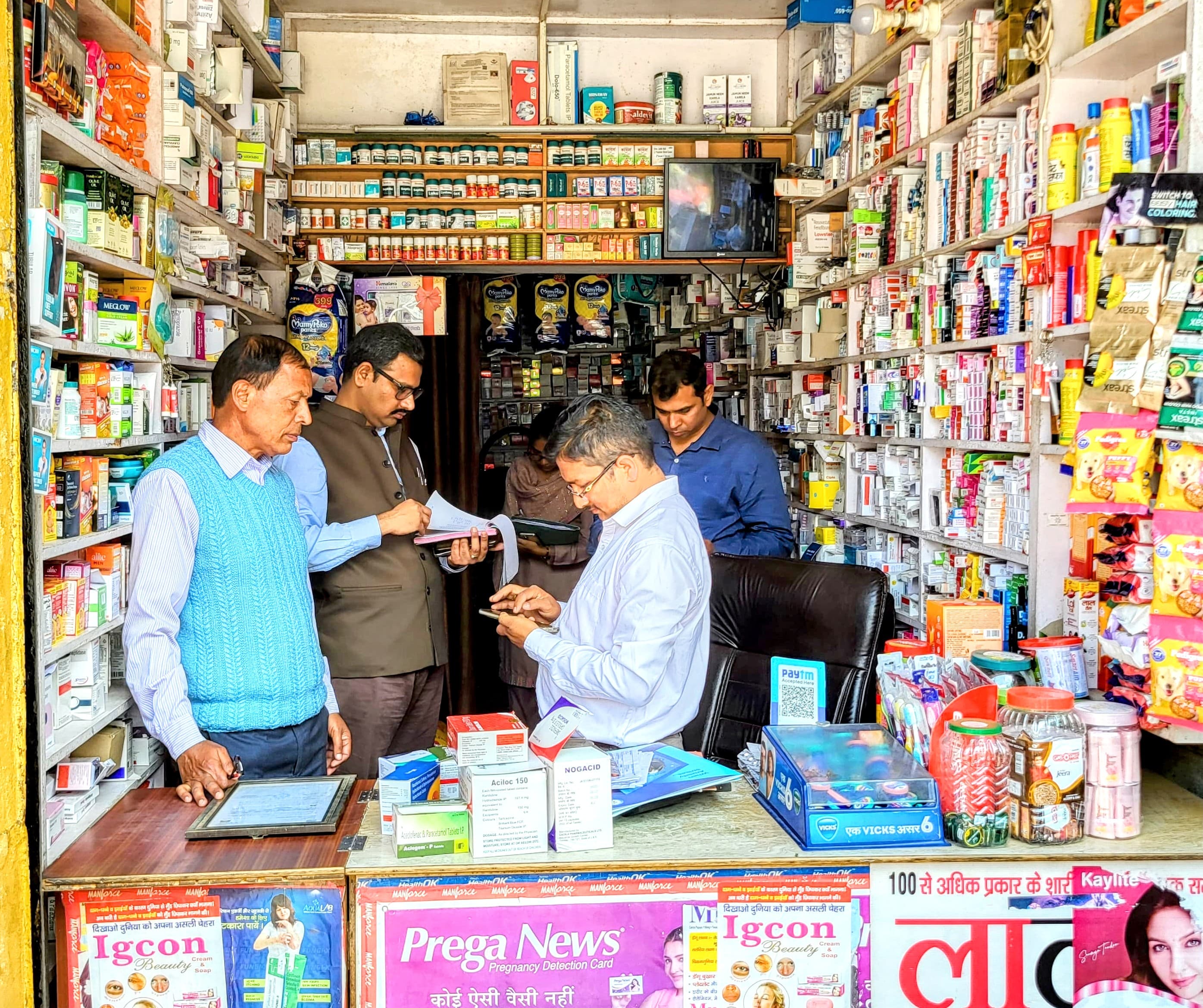 चम्पावत : सुरक्षित दवा, सुरक्षित जीवन अभियान: चम्पावत में मेडिकल स्टोर्स का औचक निरीक्षण, गुणवत्ता पर सख्ती