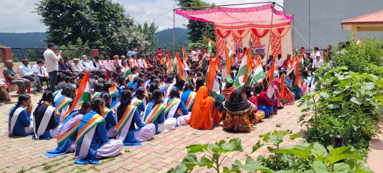 नशा मुक्त देवभूमि अभियान के तहत लोहाघाट पुलिस की तिरंगा शौर्य यात्रा में जागरूकता कार्यक्रम आयोजित