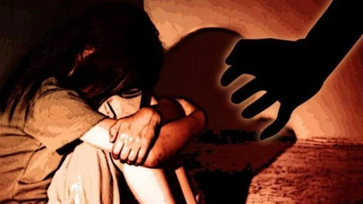 शादी का झांसा देकर युवती से दुष्कर्म, फोटो दीवारों में चिपकाकर वायरल करने की दी धमकी