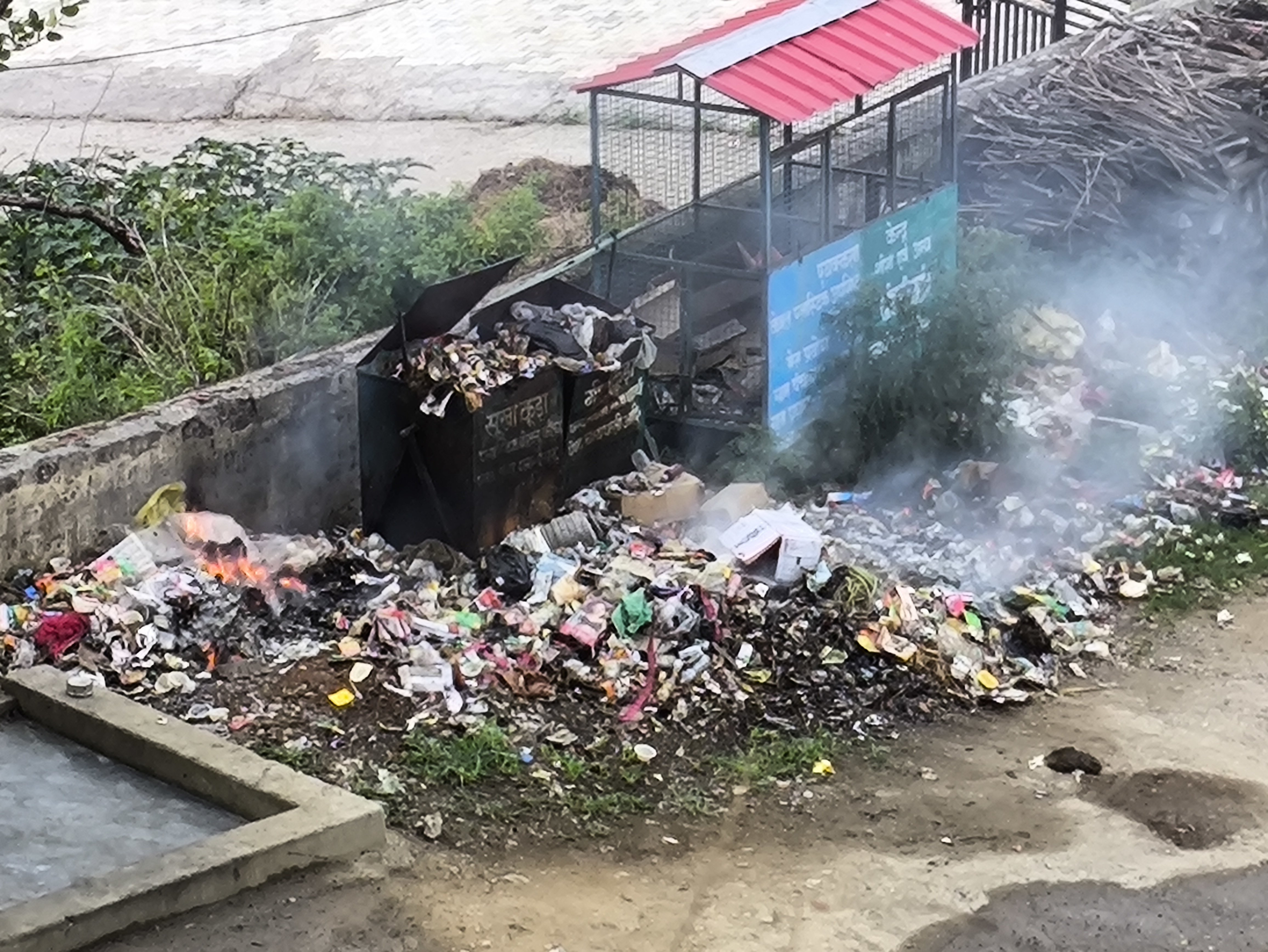 बाराकोट में कूड़ा बना महामारी का खतरा, तीन सप्ताह से नहीं हुई सफाई