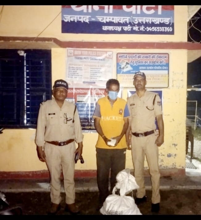 चम्पावत पुलिस की सख्त कार्यवाही: 49 पव्वे अंग्रेजी शराब के साथ एक तस्कर गिरफ्तार