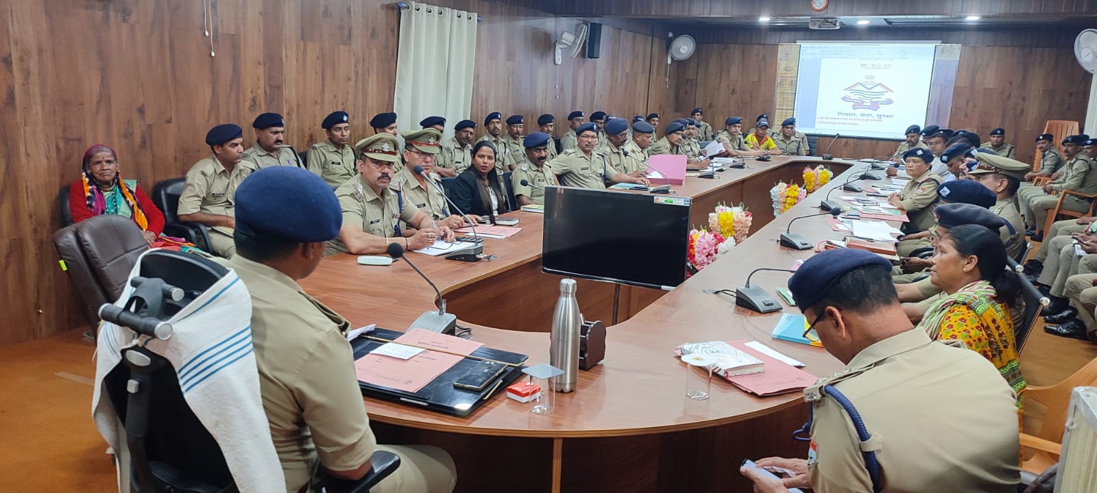 चंपावत में मासिक अपराध गोष्ठी और सैनिक सम्मेलन सम्पन्न, पुलिस अधीक्षक अजय गणपति ने उत्कृष्ट कार्य करने वाले 10 पुलिस कर्मियों को किया सम्मानित