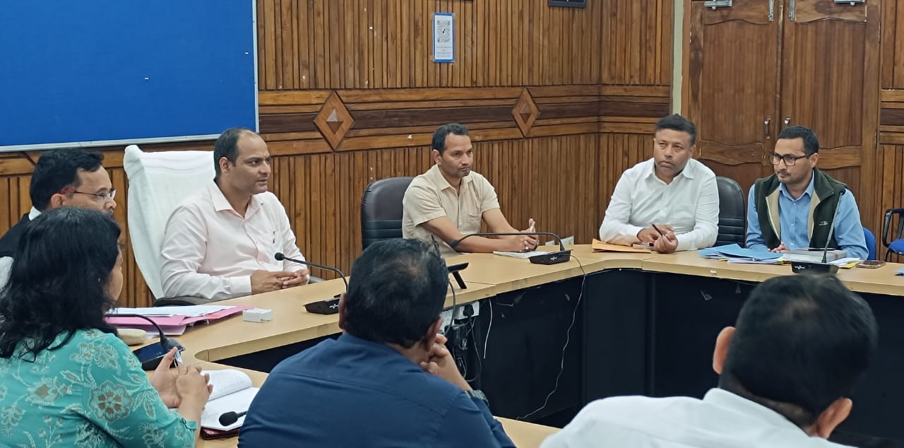 पहले ही दिन धमकदार अंदाज में नए डीएम मनीष कुमार ने अफसरों को किया अलर्ट, विकास पर आज क्या किया कल क्या करना है की कार्यसंस्कृति अपनाने पर दिया जोर