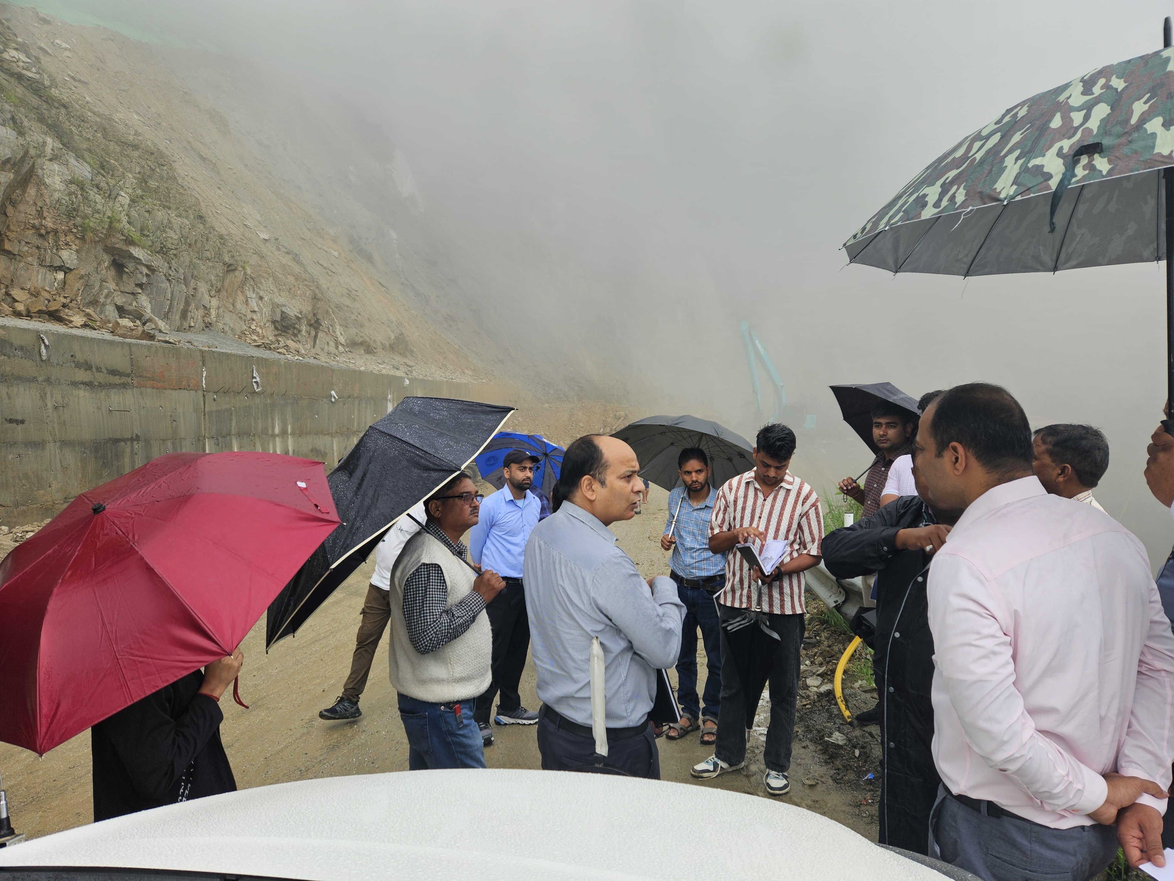 राष्ट्रीय राजमार्ग के संवेदनशील स्थानों का जिलाधिकारी ने किया स्थलीय निरीक्षण, यातायात सुचारु रखने के लिए हर स्थिति में अपनाए जाएं एहतियाती उपाय: जिलाधिकारी