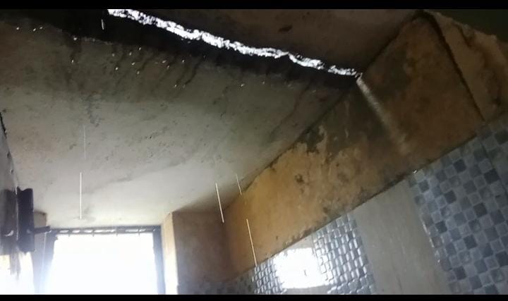 लोहाघाट उप जिला अस्पताल में बारिश का पानी घुसा, शौचालय की हालत बदहाल