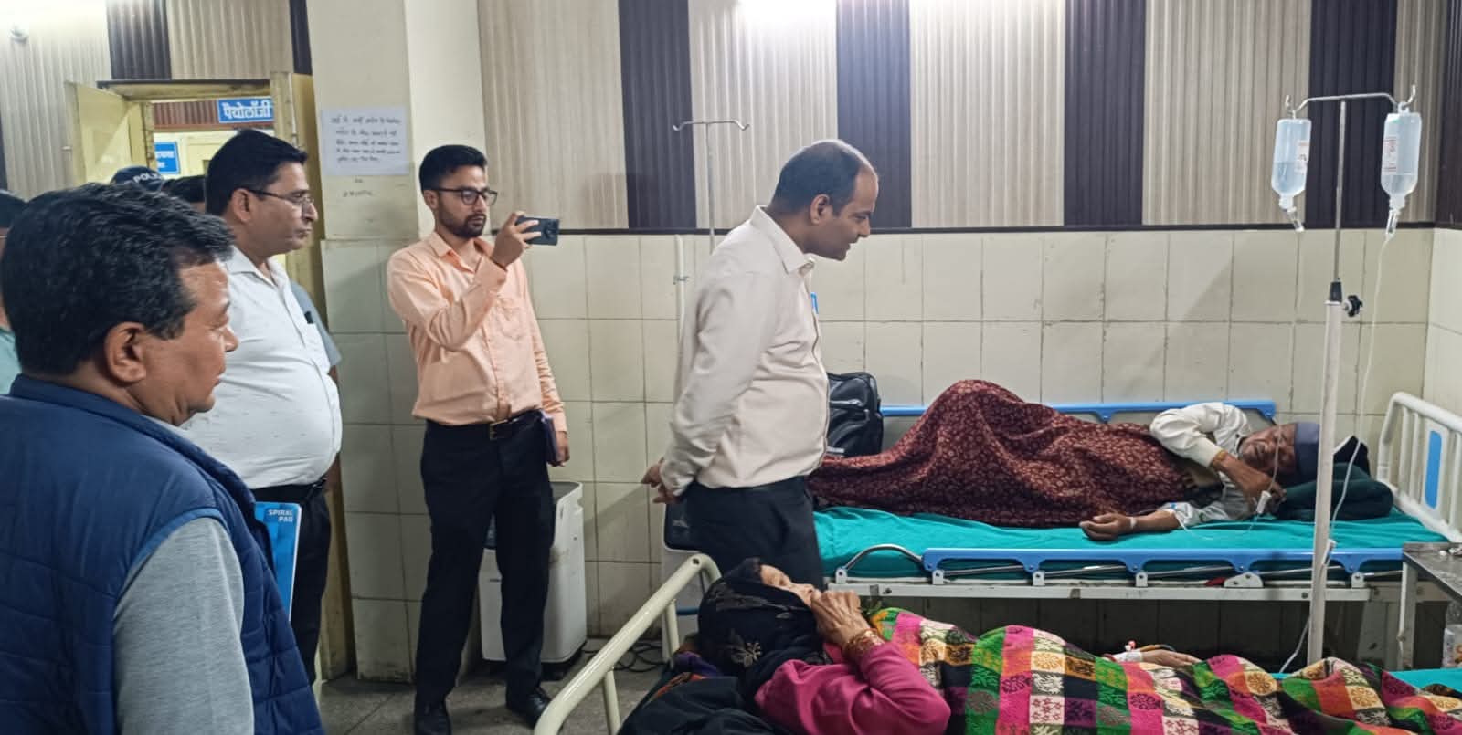 रात्रि निरीक्षण में बोले जिलाधिकारी-मरीजों की सुविधा सर्वोपरि, जिला अस्पताल चंपावत में डीएम मनीष कुमार ने लिया व्यवस्थाओं का जायजा, दिए सुधार के निर्देश
