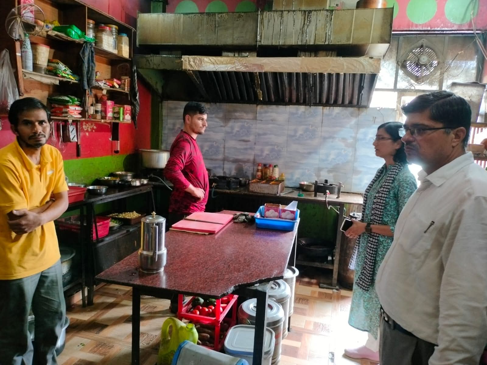 चम्पावत: खाद्य सुरक्षा विभाग का निरीक्षण अभियान, पेय पदार्थों के लिए गए नमूने