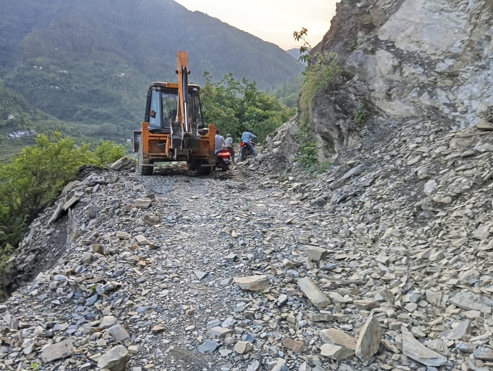 भारी बारिश से बाधित सड़कों पर बहाल हुआ आवागमन, प्रशासन ने जारी की सावधानी बरतने की अपील