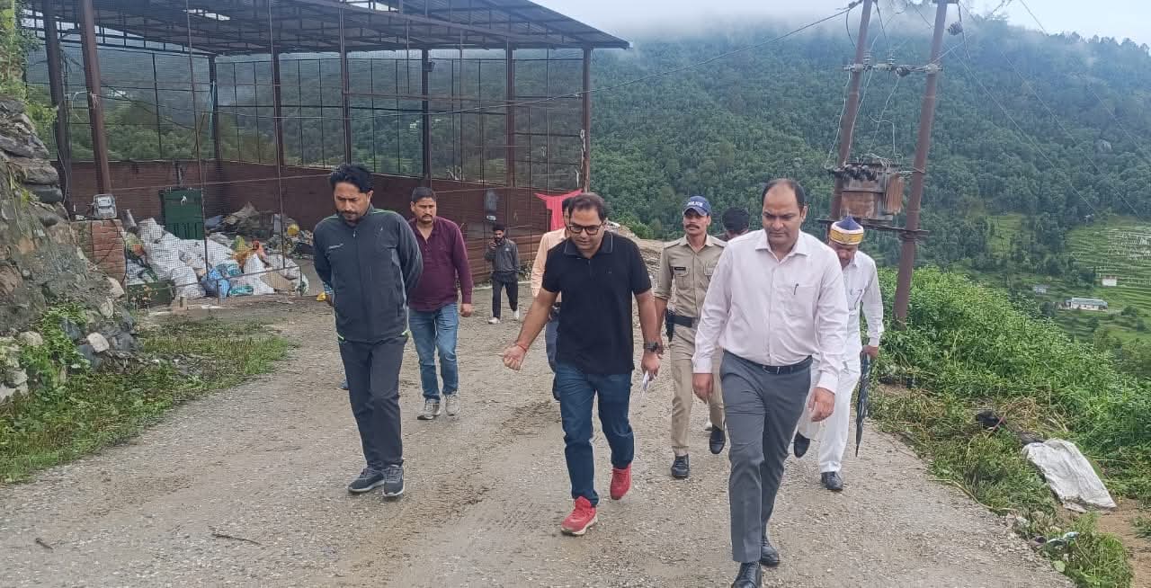 चंपावत में ठोस अपशिष्ट निस्तारण स्थल और MRF सेंटर का डीएम ने किया निरीक्षण, ट्रैंचिंग ग्राउंड परिसर में सीसीटीवी कैमरे स्थापित कर निगरानी व्यवस्था को सुदृढ़ किया जाएगा।