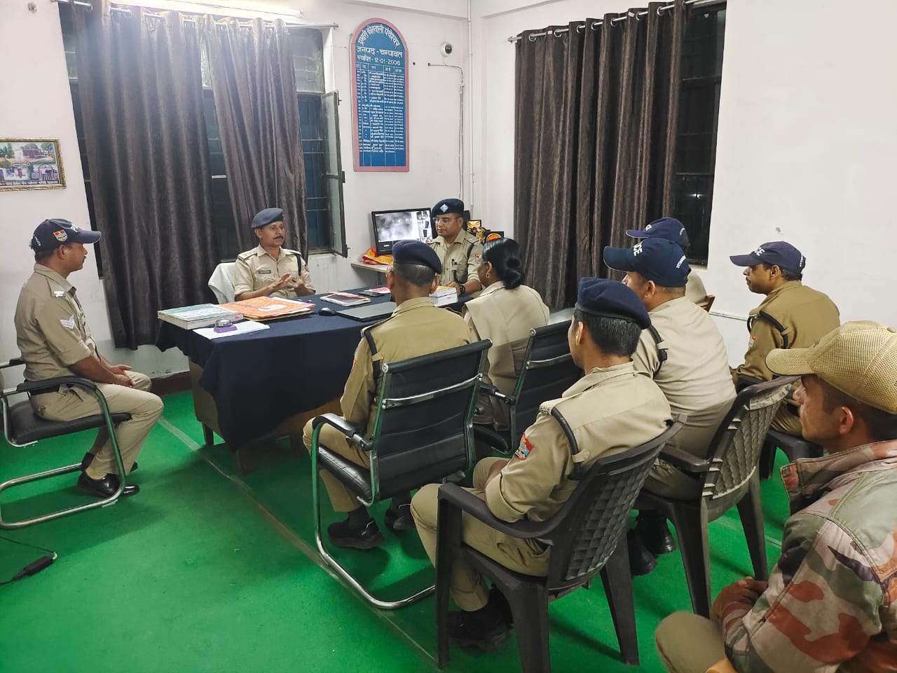 कोतवाली पंचेश्वर और चौकी मड़लक का डीएसपी शिवराज सिंह राणा ने किया आकस्मिक निरीक्षण, ग्रामीण क्षेत्र में चौपाल लगाकर सुनीं जनसमस्याएं