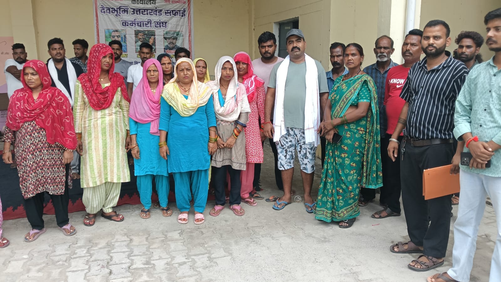 स्वच्छता समिति कर्मचारियों की मांगें मानी गईं, हड़ताल समाप्त, बनबसा नगर पंचायत में फिर बहाल हुई स्वच्छता व्यवस्था, कर्मचारियों ने संभाला कार्यभार