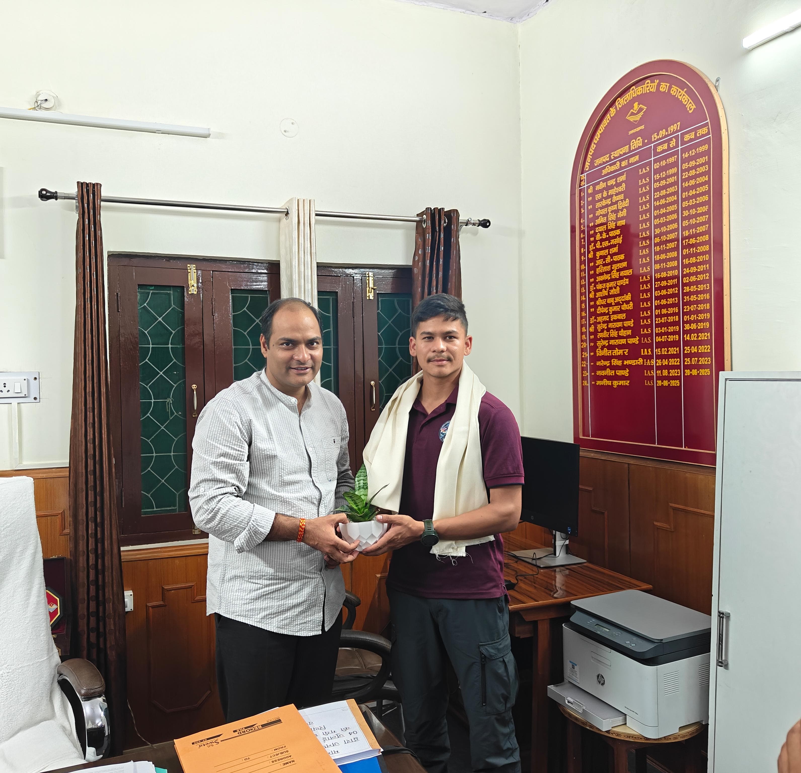 चम्पावत के एवरेस्ट विजेता वीरेंद्र सिंह सामंत बने युवाओं की प्रेरणा, जिलाधिकारी ने किया सम्मानित