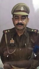उप्र -दरोगा संजय कुमार पाठक का निधन, शव के लिए भिड़ी दोनों पत्नियां, शव को लेकर दो परिवारों में विवाद-मारपीट के बाद पिता को सौंपा गया शव।
