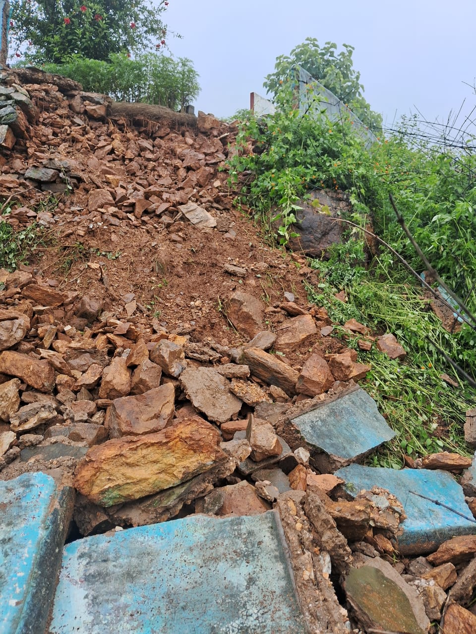 लगातार बारिश से गंगोलीहाट क्षेत्र में भारी नुकसान, कई मार्ग बंद, मकानों और स्कूलों पर खतरा