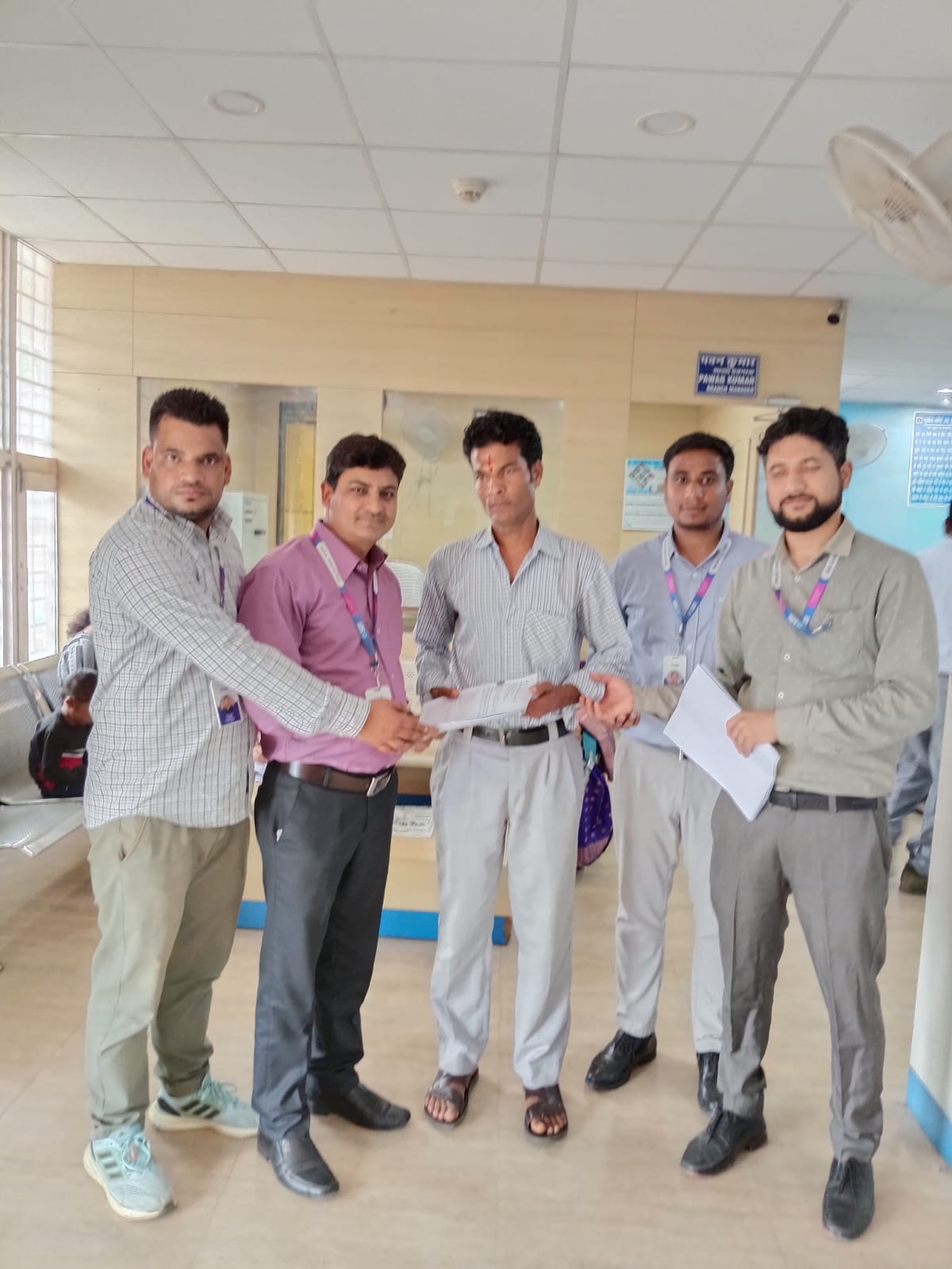 प्रधानमंत्री जीवन ज्योति बीमा योजना के तहत मृतका के परिजन को मिला ₹2 लाख का क्लेम भुगतान