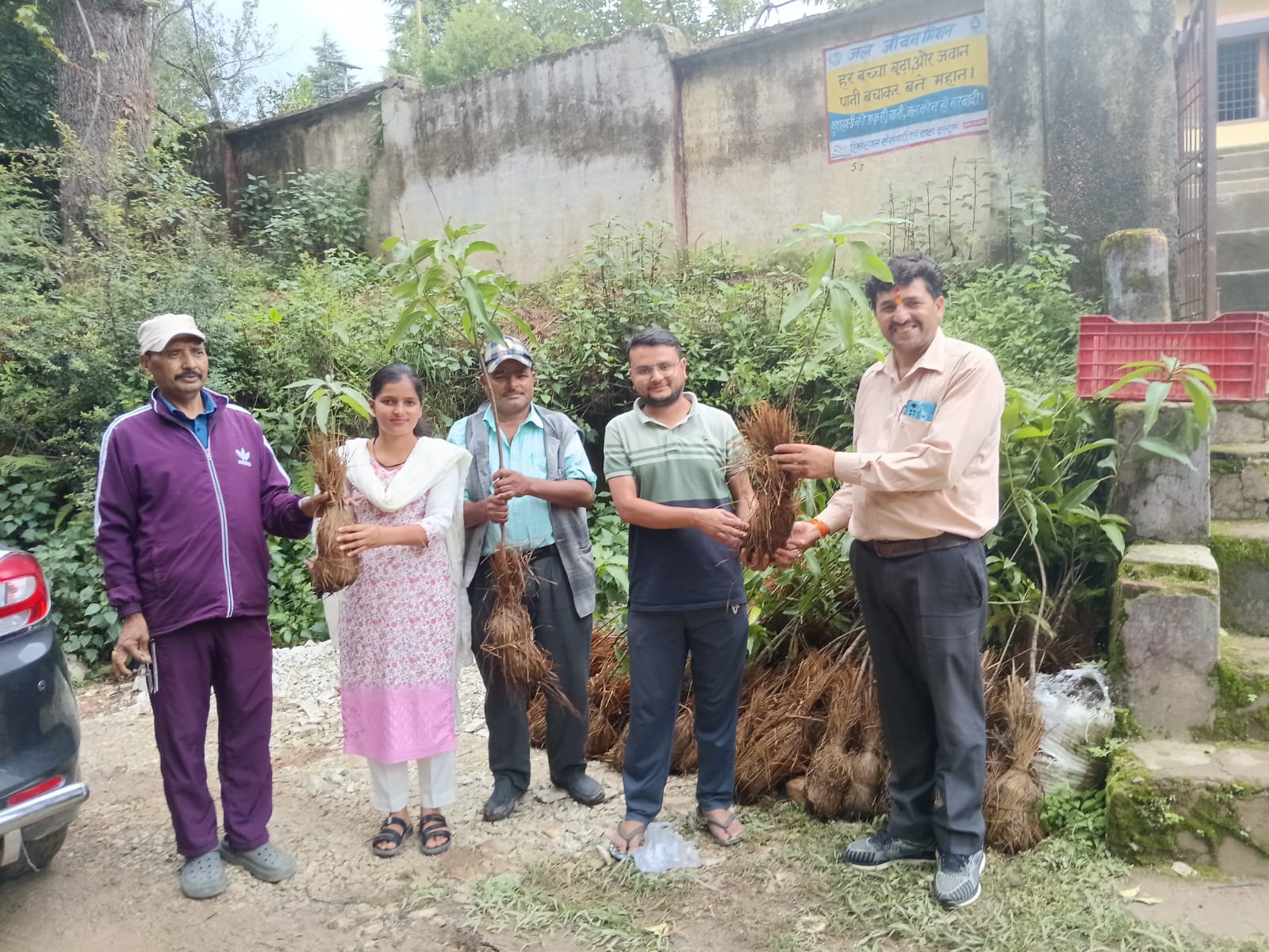 गंगोलीहाट: उद्यान विभाग ने 3-5 योजना के तहत काश्तकारों को बांटे निःशुल्क फलदार पौधे