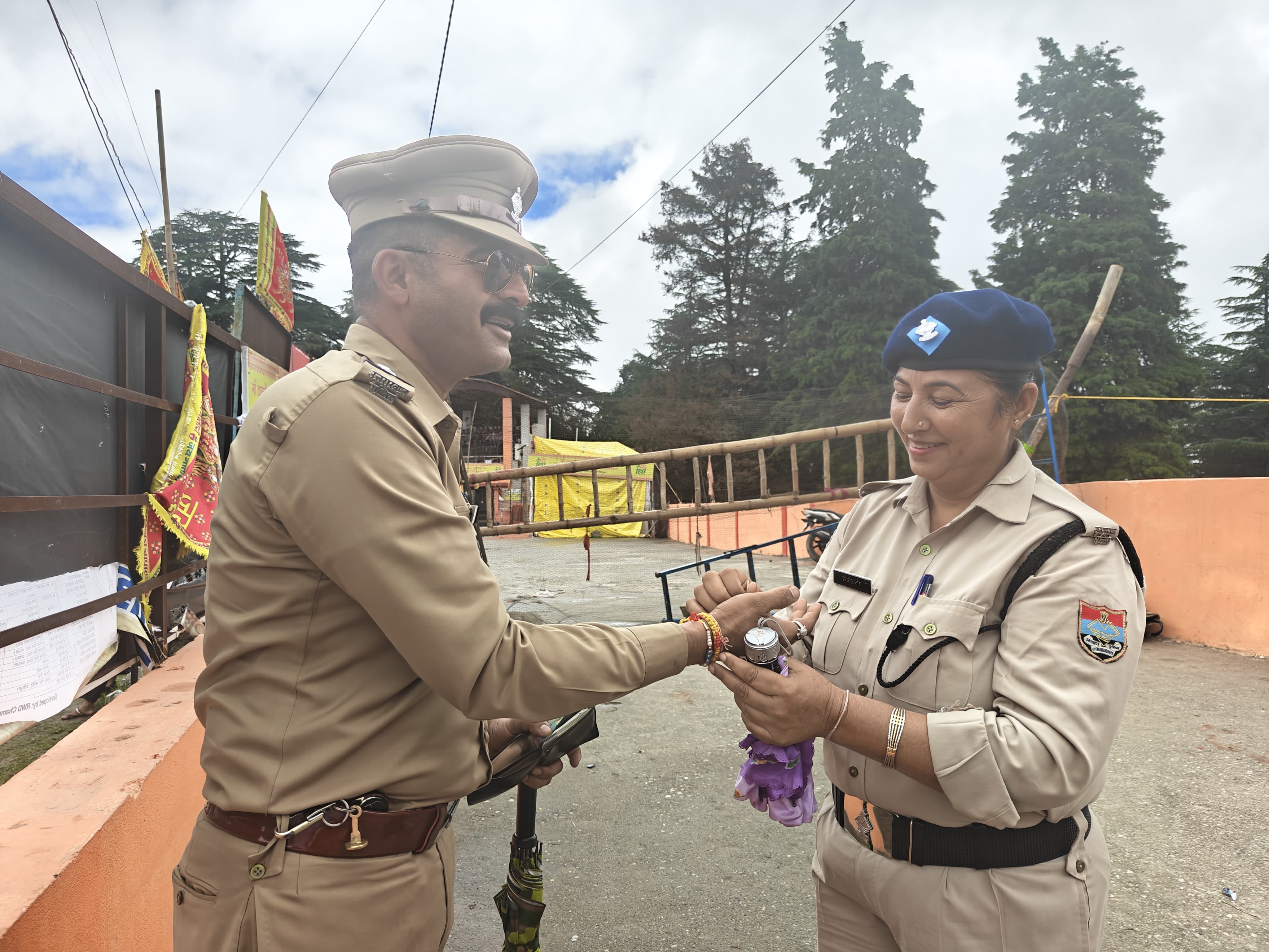 देवीधुरा मेले में ड्यूटी और राखी का दिखा संगम, ऐतिहासिक देवीधुरा मेले में दिखी अनोखी मिसाल: पुलिस कर्मियों ने ड्यूटी के साथ निभाई राखी की परंपरा
