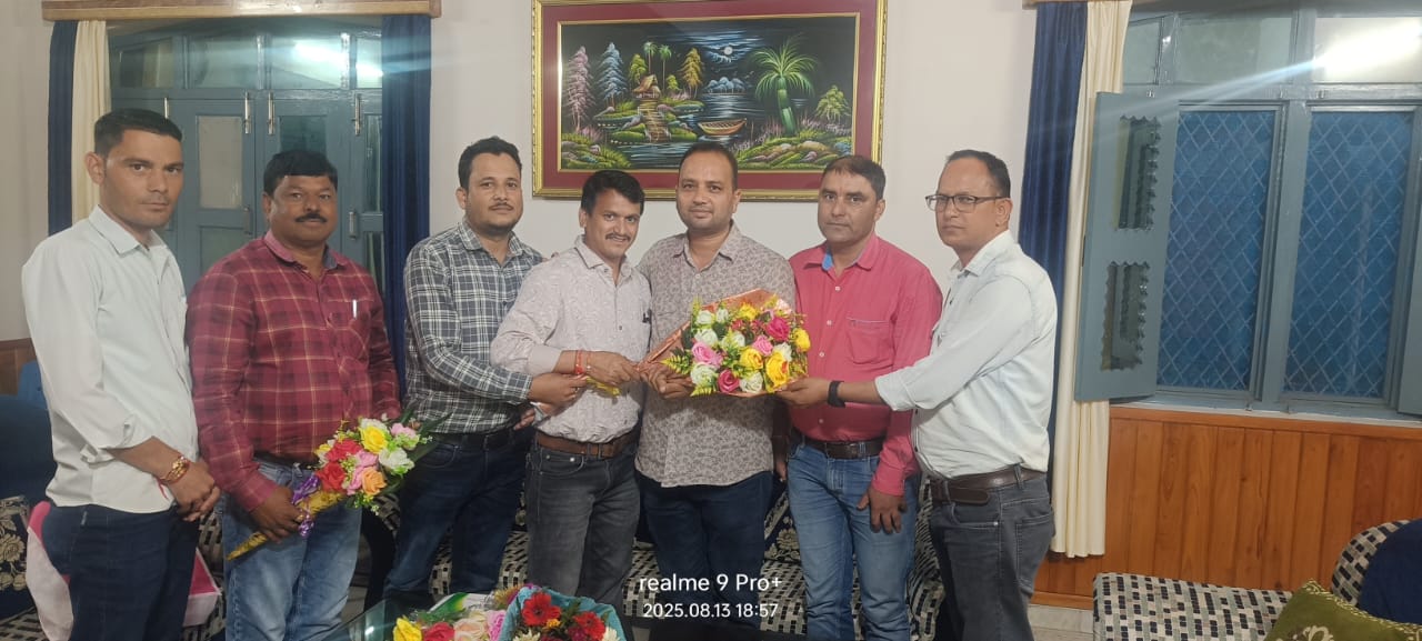आठवीं जिला पंचायत बोर्ड में आए हैं, सभी नए चेहरे। महिला प्रतिनिधि रिमोट कंट्रोल से काम करेंगी या अपने विवेक से? जिला पंचायत के कर्मचारियों ने शिष्टाचारबस भेंट कर नवनिर्वाचित अध्यक्ष को दी बधाई ।