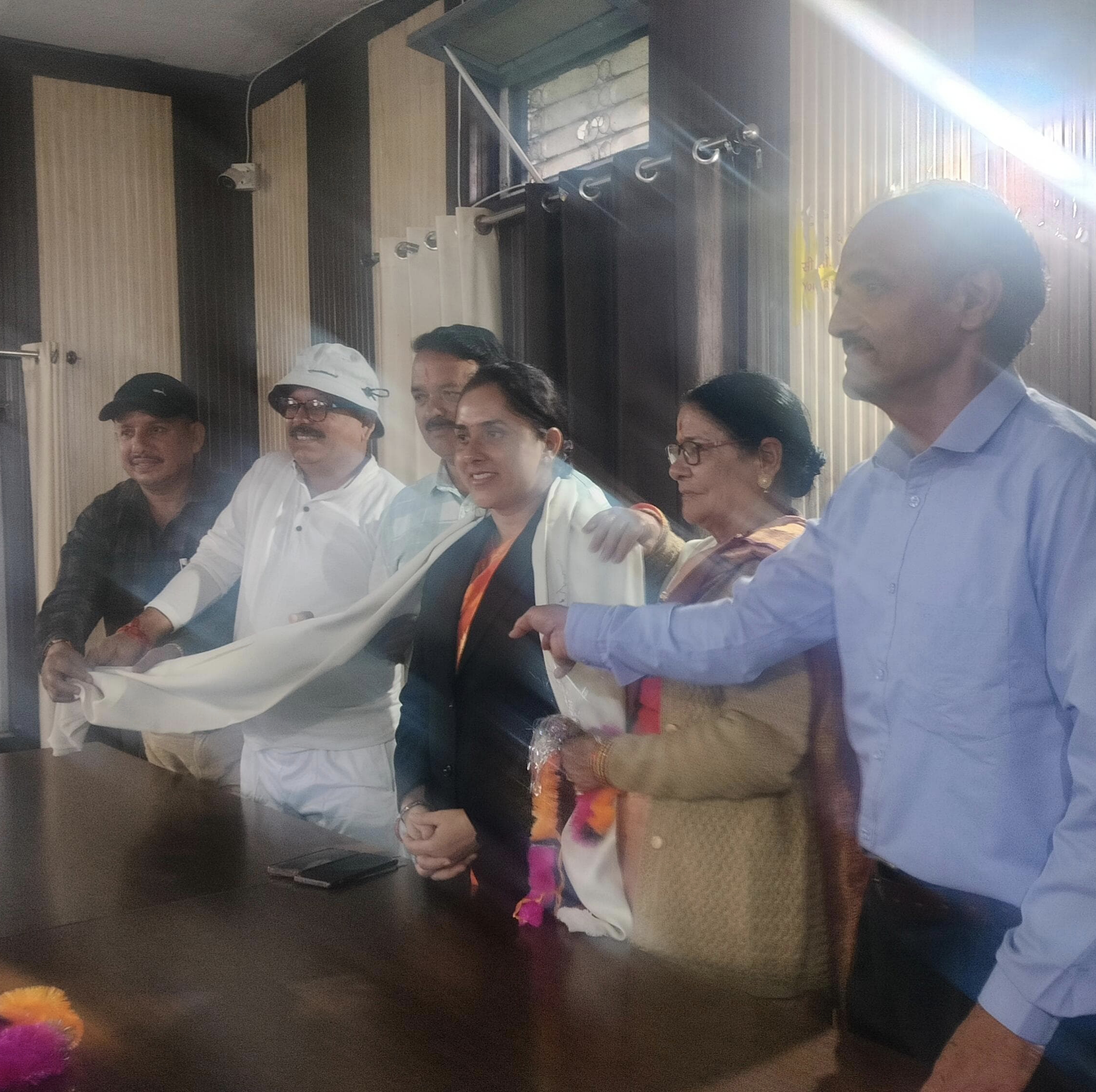 स्वाधीनता दिवस पर राज्य आंदोलनकारियो ने विशिष्ट जन सेवा के लिए महिला उप जिलाधिकारी को किया सम्मानित।