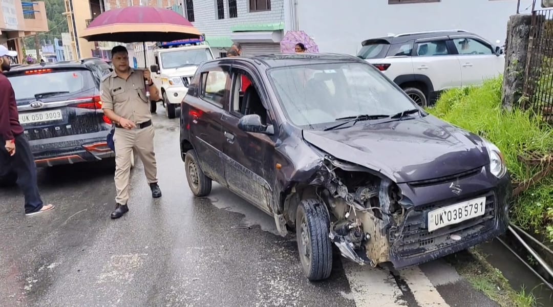 लोहाघाट नगर में कुछ समय के लिए मौत घूम रही थी वारंट लेकर, कई लोग बचे बाल बाल, खड़ी कार को जोरदार टक्कर मारकर रफू चक्कर हो गया मौत का सौदागर।