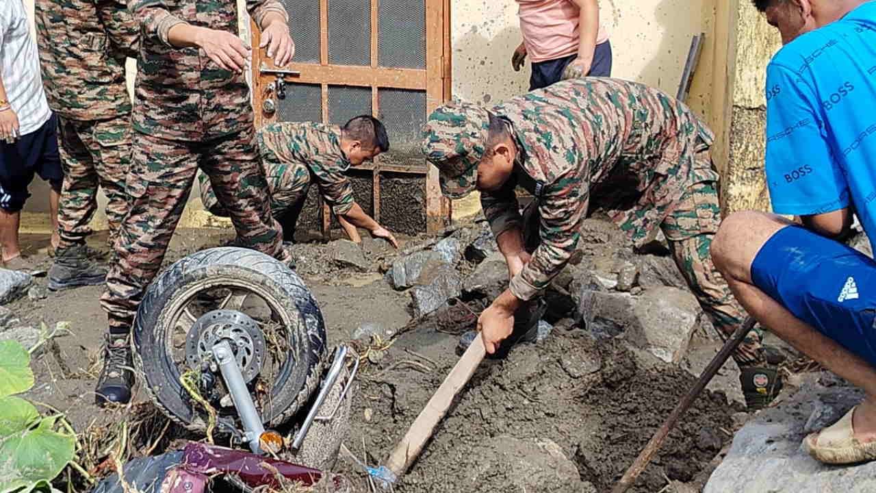अब मलबे में दफन बाजार, उजड़ गए घर - थराली में बादल फटने से तबाही, उत्तराखंड में फिर बरपा प्रकृति का कहर, दो लापता - कई घरों और बाजारों में मलबा घुसा