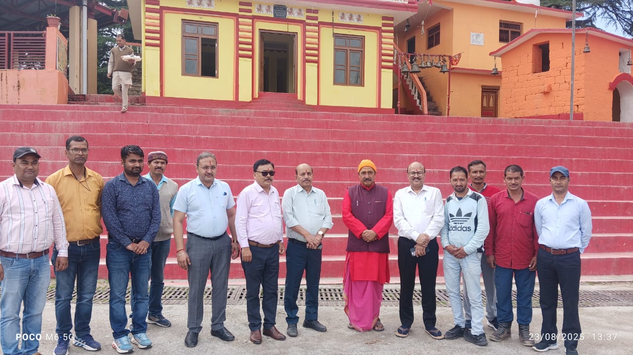 मॉडल जिले की विद्युत आवश्यकताओं को प्राथमिकता के आधार पर पूरा करने के लिए विभाग बना रहा है कार्य योजना- प्रबंध निदेशक, बाराहीधाम में प्रबंध निदेशक एवं अन्य विद्युत अधिकारियों का मंदिर कमेटी की ओर से किया गया स्वागत।