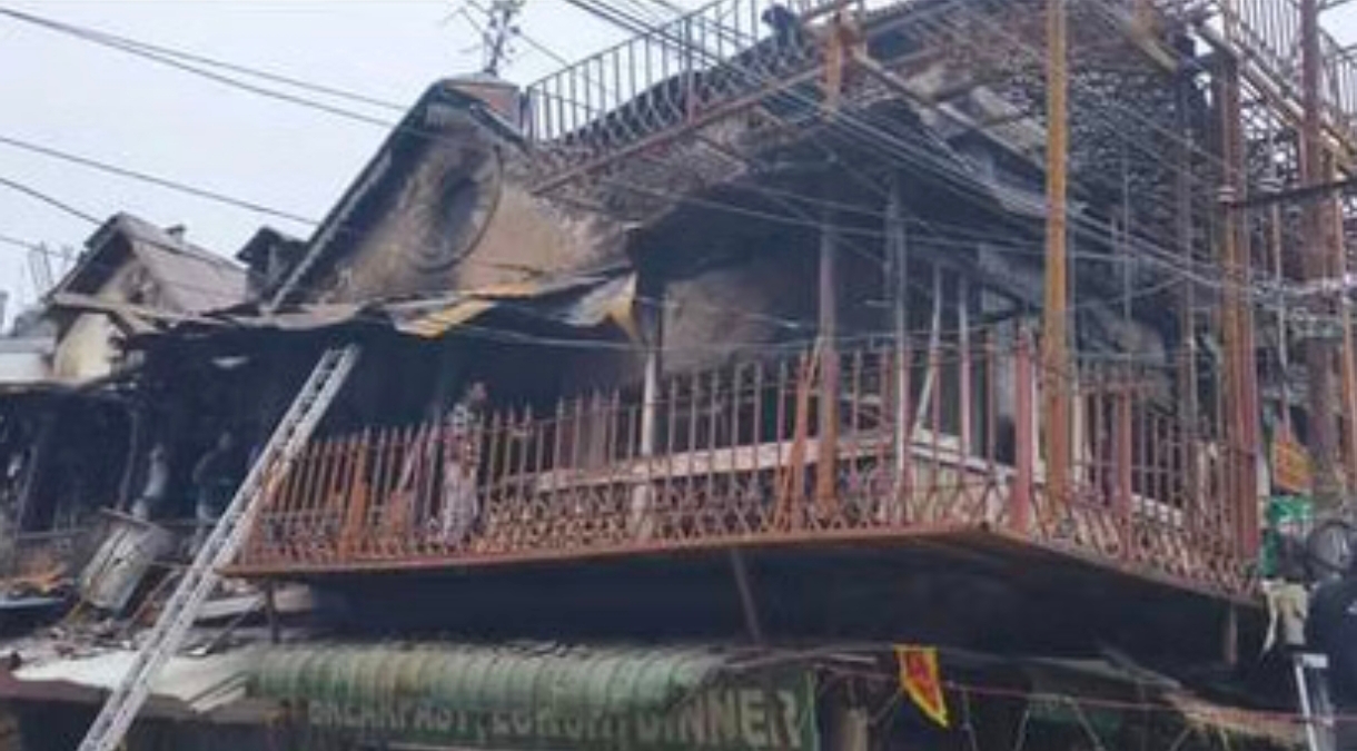 नैनीताल - अग्निकांड की आंच के बीच सामान चोरी, ओल्ड लंदन हाउस में भीषण अग्निकांड, 82 वर्षीय बुजुर्ग की मौत, करोड़ों का नुकसान