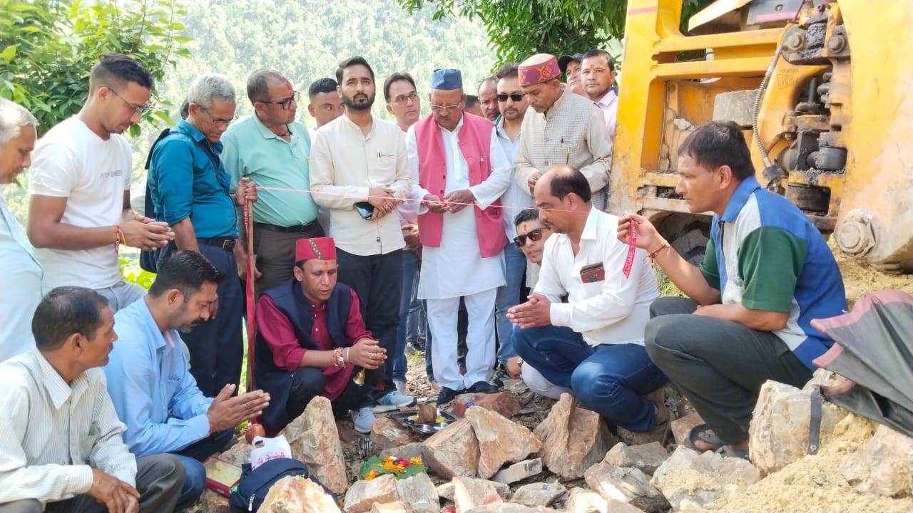 गंगोलीहाट में सड़क निर्माण कार्यों का शुभारंभ, ग्रामीणों की वर्षों पुरानी मांग हुई पूरी