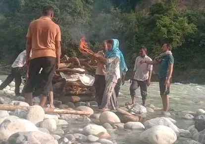 सामाजिक परंपराओं से हटकर बेटी ने निभाया धर्म, पिता की अचानक मौत के बाद बेटी ने दी मुखाग्नि, तोड़ी परंपराएं