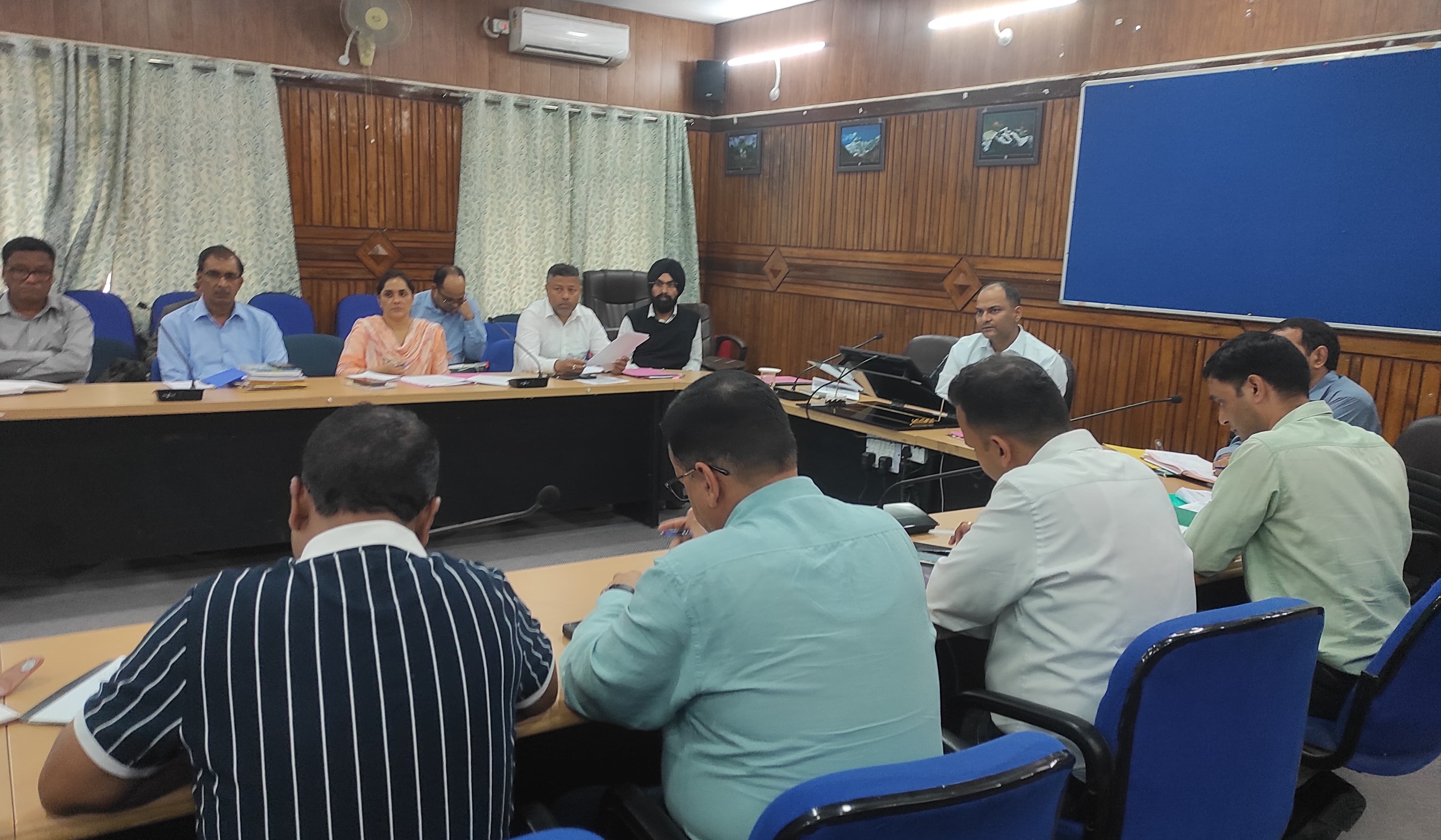 UKSSC स्नातक परीक्षा: पारदर्शी संचालन के निर्देश, पारदर्शी परीक्षा हेतु जिलाधिकारी ने दिए निर्देश, कोचिंग पर रहेगी नज़र