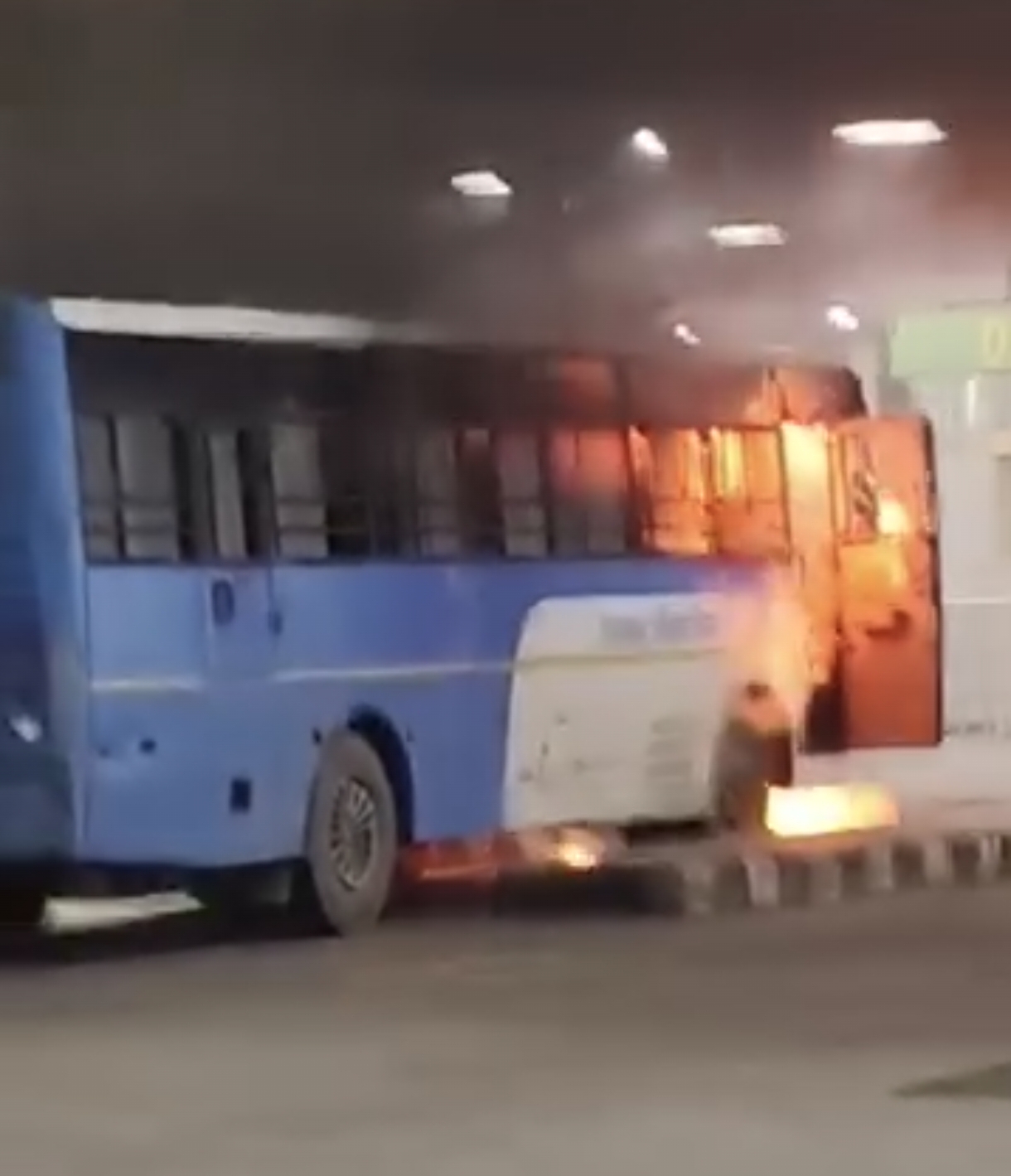 उत्तराखंड रोडवेज की बस में लगी आग, बस जलकर खाक, गनीमत रही कि यात्री सवार नहीं थे - सुरक्षा इंतज़ामों पर उठे सवाल