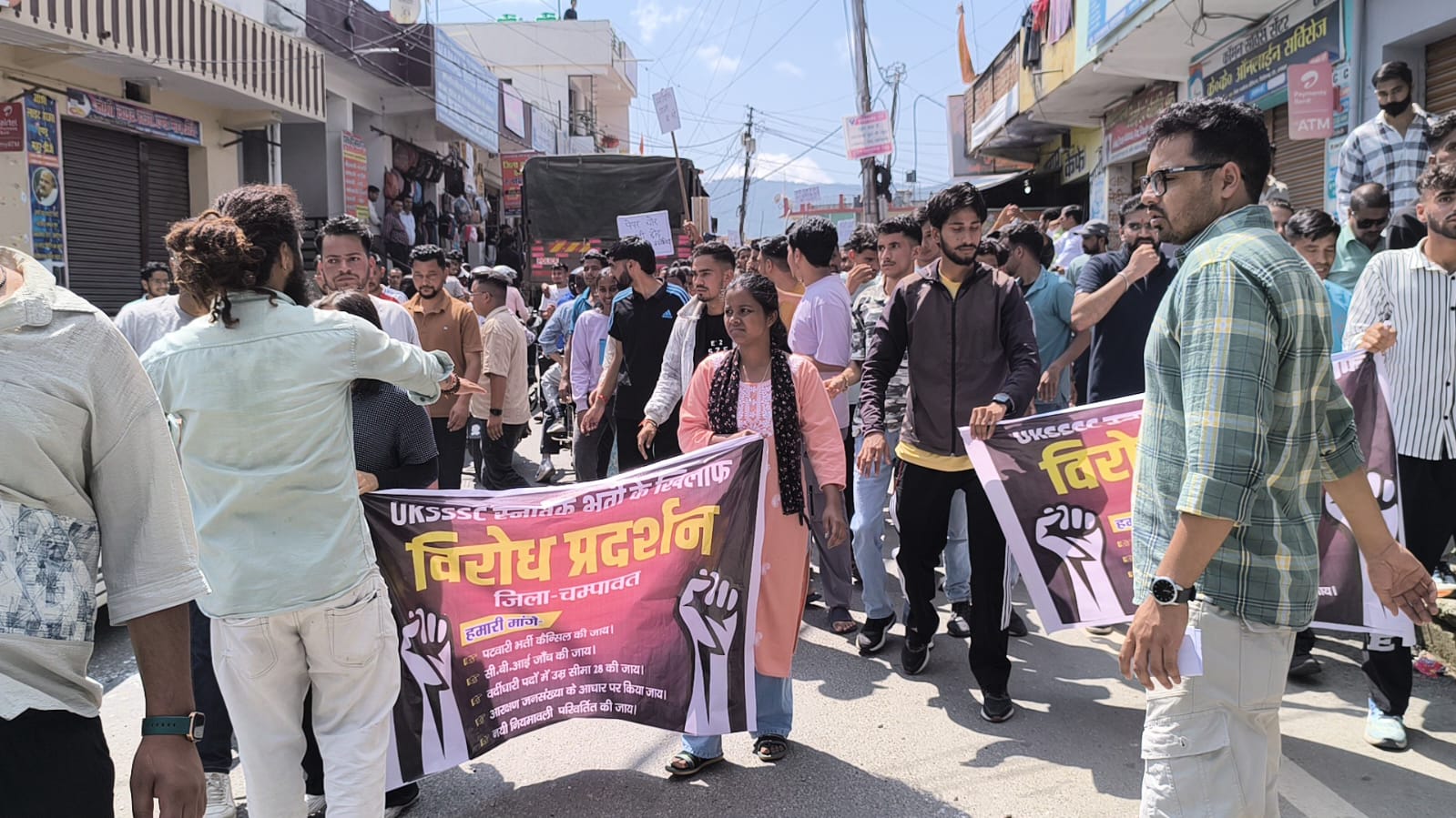 पेपर लीक मामले को लेकर छात्र-छात्राओं ने आज चंपावत में चक्का जाम कर जताया अपना आक्रोश, पुलिस से भी हुई धक्का मुक्की। शासन के विरुद्ध की गई जोरदार नारेबाजी।