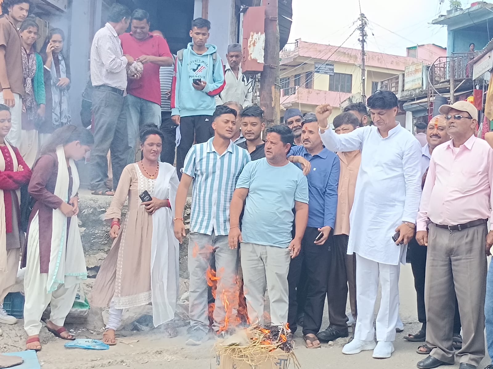 गंगोलीहाट में प्रदेश सरकार का पुतला दहन, यूकेएसएसएससी पेपर लीक प्रकरण पर युवाओं का आक्रोश
