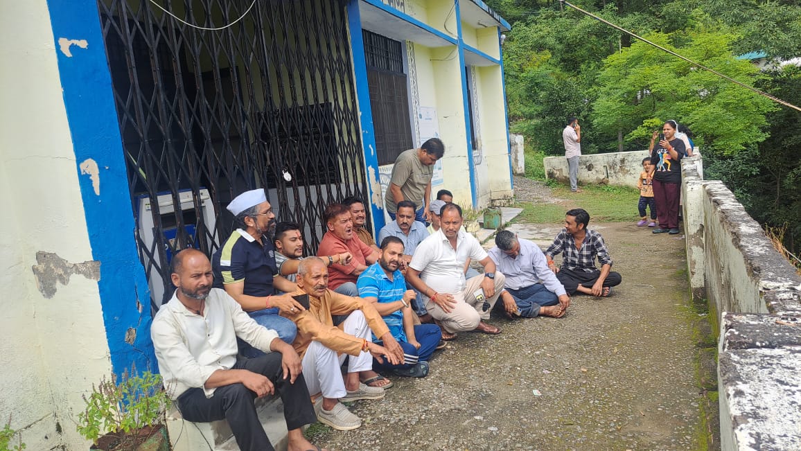 6 माह से डॉक्टर न होने पर फूटा क्षेत्रवासियों का गुस्सा - गणाई गंगोली सामुदायिक स्वास्थ्य केंद्र में ताला जड़ा, आधे घंटे में हुआ असर - तालाबंदी के बाद भेजा गया डॉक्टर का नियुक्ति पत्र, लोगों ने खोला ताला