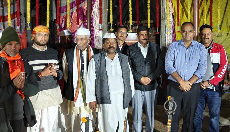 महोत्सव ग्रामीण लोक कला और लोक संस्कृति को पीढ़ी दर पीढ़ी आगे बढ़ाने के है माध्यम - जिलाधिकारी, नौगांव रेगडु के दशहरा महोत्सव में पहली बार आए जिलाधिकारी का लोगों ने किया भावपूर्ण स्वागत।