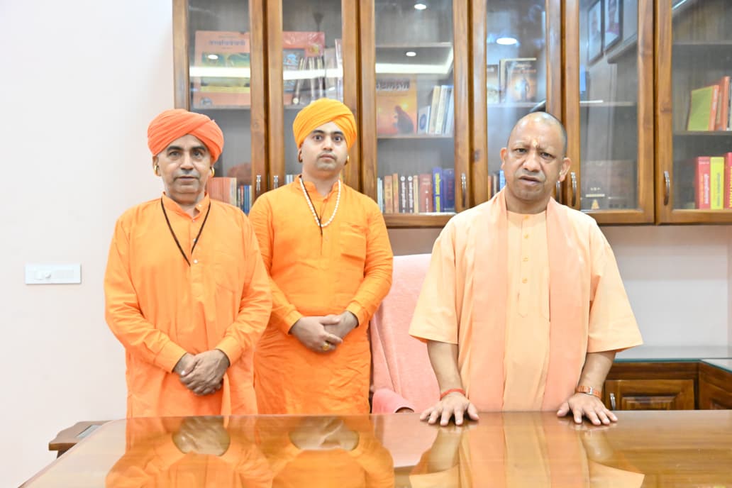 उत्तर प्रदेश के मुख्यमंत्री योगी आदित्यनाथ से महंत योगी रामनाथ जी की सौहार्दपूर्ण भेंट
